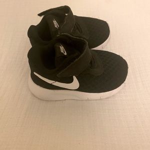 Nike tanjun baby shoe